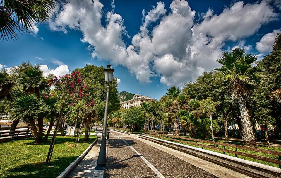 Oasi Al Centro Con Parcheggio Bed & Breakfast Salerno Dış mekan fotoğraf