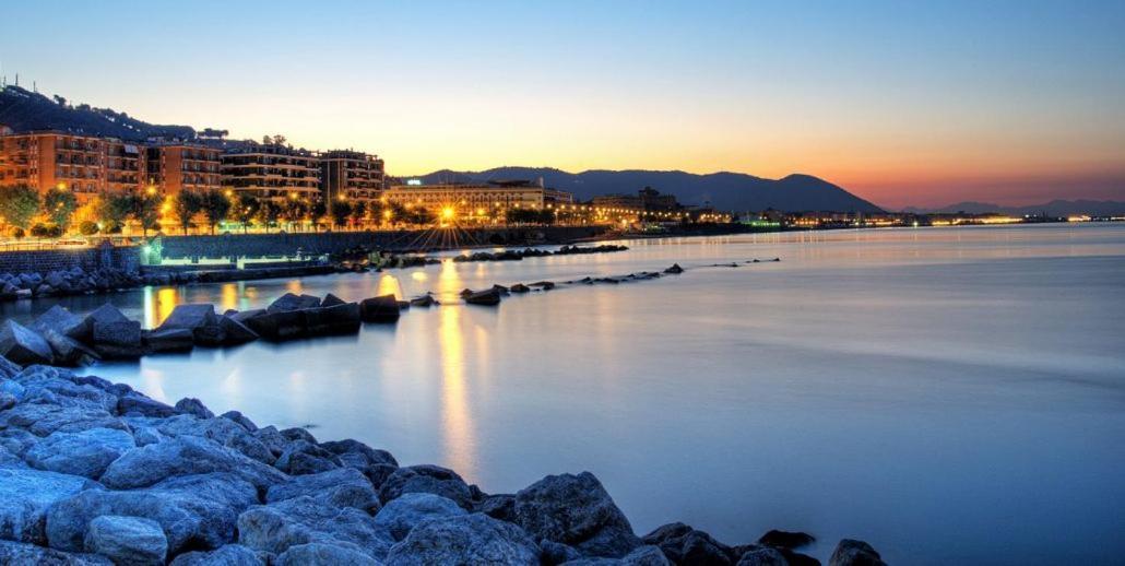 Oasi Al Centro Con Parcheggio Bed & Breakfast Salerno Dış mekan fotoğraf